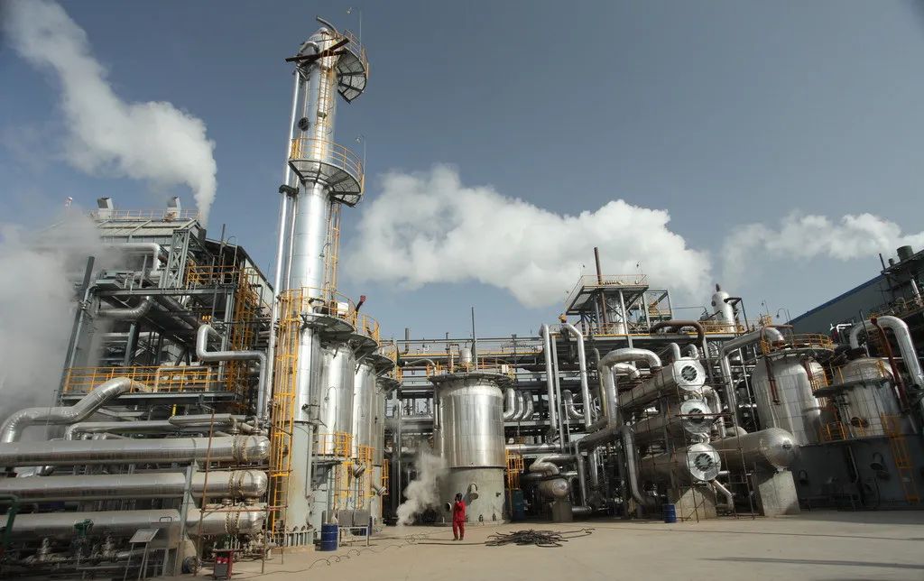 按 VOCs 的化學(xué)結(jié)構(gòu)，可將其進(jìn)一步分為 8 類：烷烴類、芳香烴類、烯烴類、鹵代烴類、酯類、醛類、酮類和其他化合物。從環(huán)保意義上講，主要指化學(xué)性質(zhì)活潑的那一類揮發(fā)性有機(jī)物。常見的 VOCs有：苯、甲苯、二甲苯、苯乙烯、三氯乙烯、三氯甲烷、三氯乙烷、二異氰酸酯（TDI）、二異氰甲苯酯等。